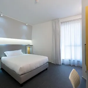 4* מלון Executive Boutique